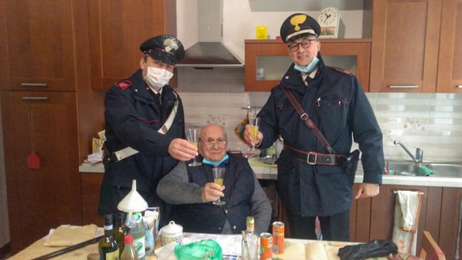  Hombre de 94 años se sentía solo en Navidad y se viralizó  