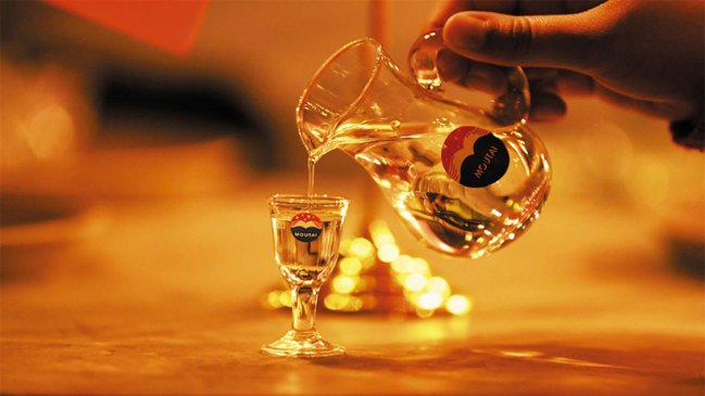 Condenan a 13 personas por producir falso licor en China