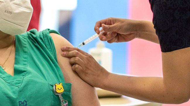 Solo el 0,2 por ciento de vacunados en Chile contra el Covid-19 reportaron reacciones