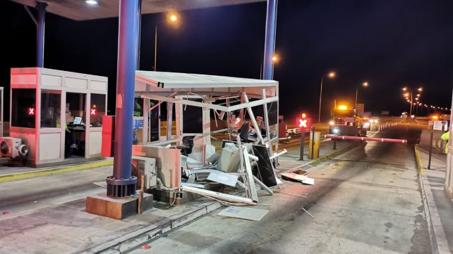 Bus impactó contra caseta del peaje y la destruyó al interior de Iquique