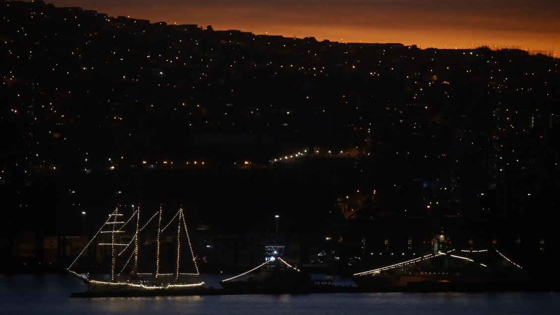 Buques de Valparaíso recibirán el Año Nuevo con sirenas ante la falta de show pirotécnico