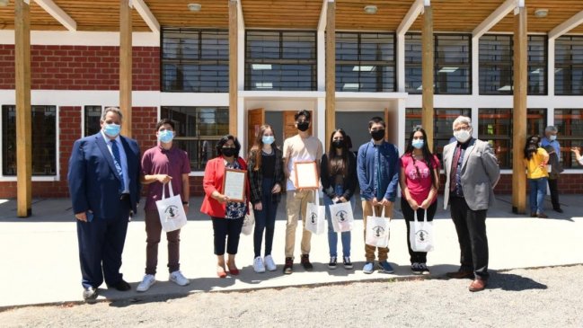 Alfarera y estudiantes de Quinchamalí recibieron premios municipales de arte 2020