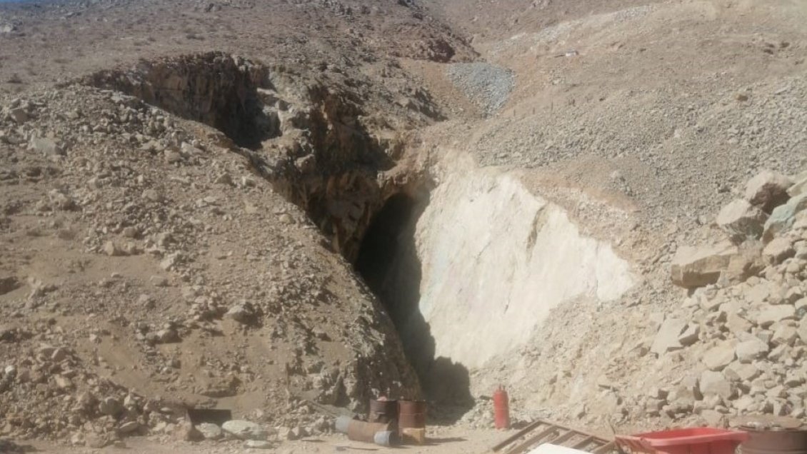 Derrumbe en Tierra Amarilla deja a dos mineros atrapados