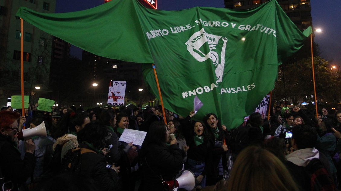 Tras hito argentino, feministas buscan reimpulsar la despenalización del aborto en Chile