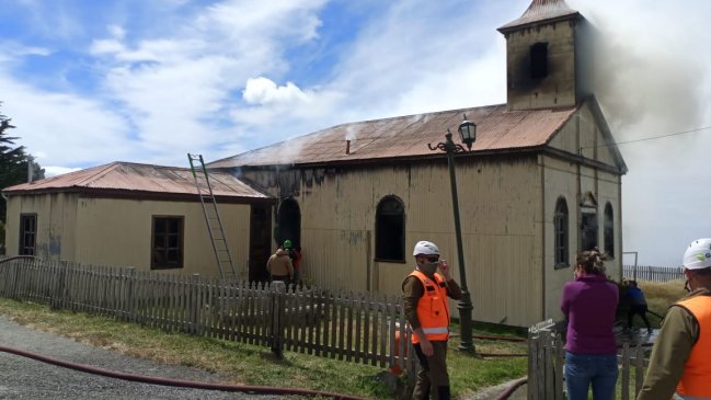 Incendio consumió Capilla Nuestra Señora del Carmen de Punta Arenas
