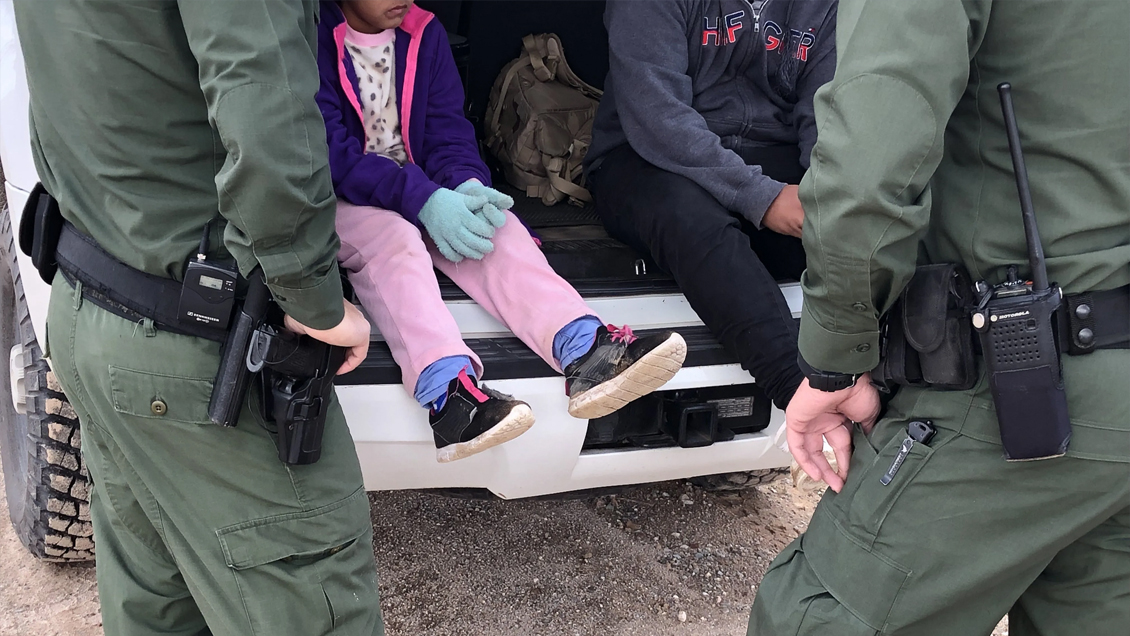 Pediatras comparan el trato que EEUU da a los niños migrantes con la tortura