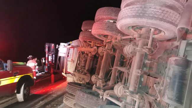 Camión transportador de alimentos volcó camino a Arica