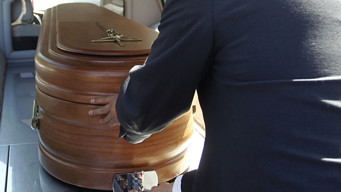 Hospital de Linares entregó cadáveres de víctimas Covid a familias equivocadas