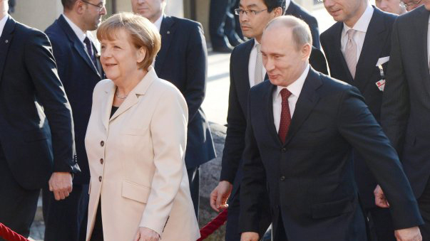 Putin y Merkel se abren a producir de manera conjunta una vacuna anticovid