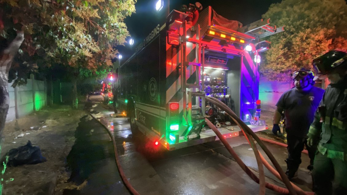 Incendio destruyó taller mecánico con vehículos en su interior en Rancagua