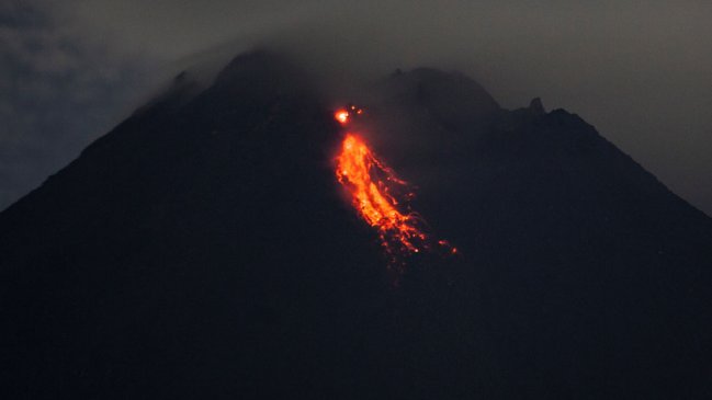 El volcán indonesio Merapi expulsó ríos de lava incandescente