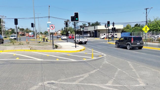 Instalan nuevo semáforo en transitada avenida de Machalí