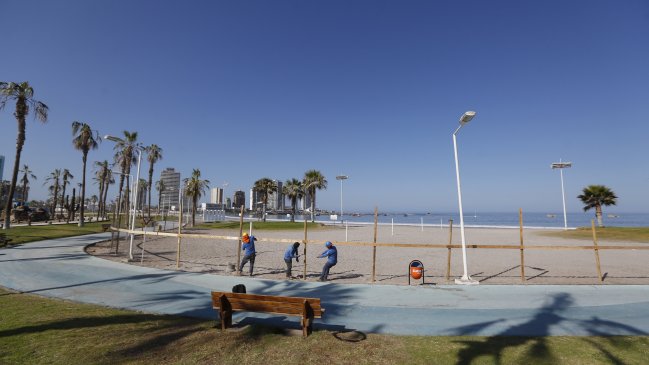 Municipalidad de Iquique cercó la playa Cavancha para evitar la propagación del virus