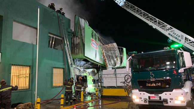 Gran incendio afectó a tres locales de Lo Valledor: Pérdidas se calculan en 600 millones