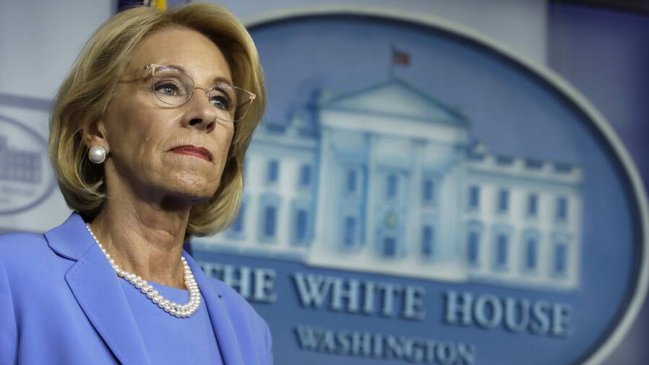 Renuncia la secretaria de Educación de EEUU por el asalto al Capitolio