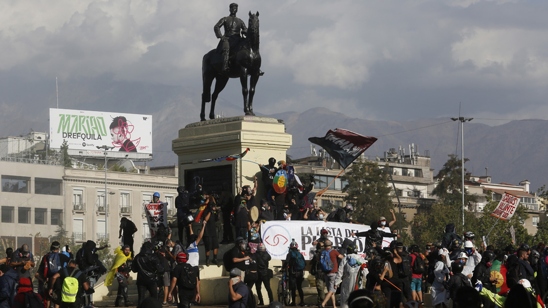 Nueva jornada de protestas se registró en el centro de Santiago