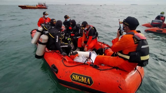  Localizan el avión con 62 personas que se precipitó al mar en Indonesia  