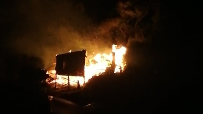 Desconocidos quemaron tres cabañas en Tirúa y Cañete: Autoridades acusan ataque incendiario