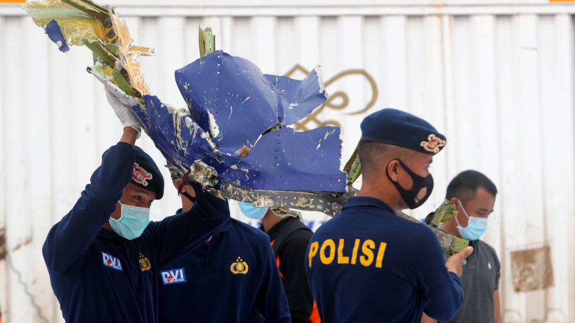 Encuentran caja negra del avión que cayó al mar con 62 personas en Indonesia