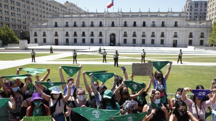  Feministas se manifestaron frente a La Moneda por proyecto de aborto  