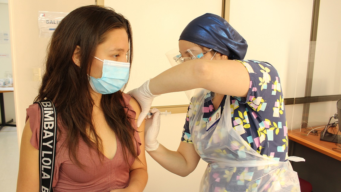 Funcionarios de salud del Biobío empezaron a recibir la segunda dosis de la vacuna