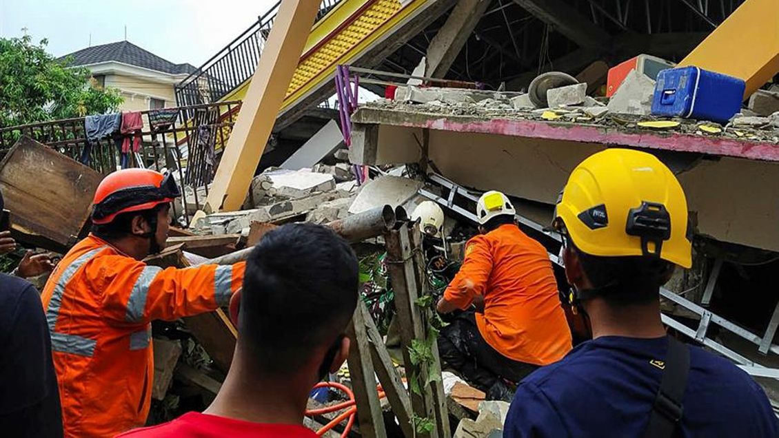 Al menos tres muertos y 24 heridos tras sismo 6,2 en Indonesia