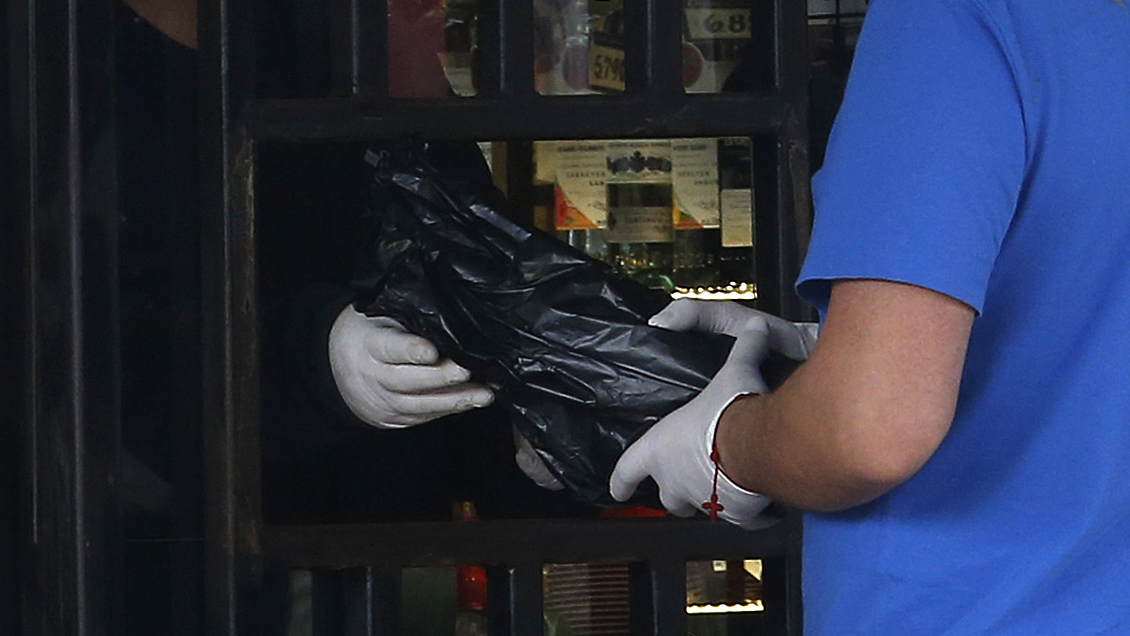 Ocho carabineros dados de baja por proteger una botillería 