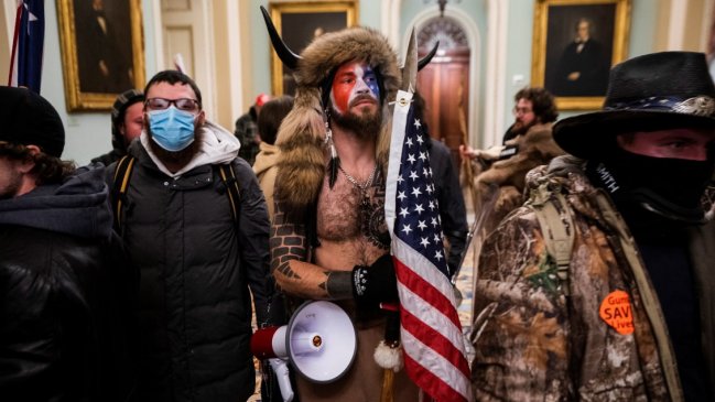  Integrante de QAnon que irrumpió en el Capitolio vestido de bisonte pide el perdón de Trump  