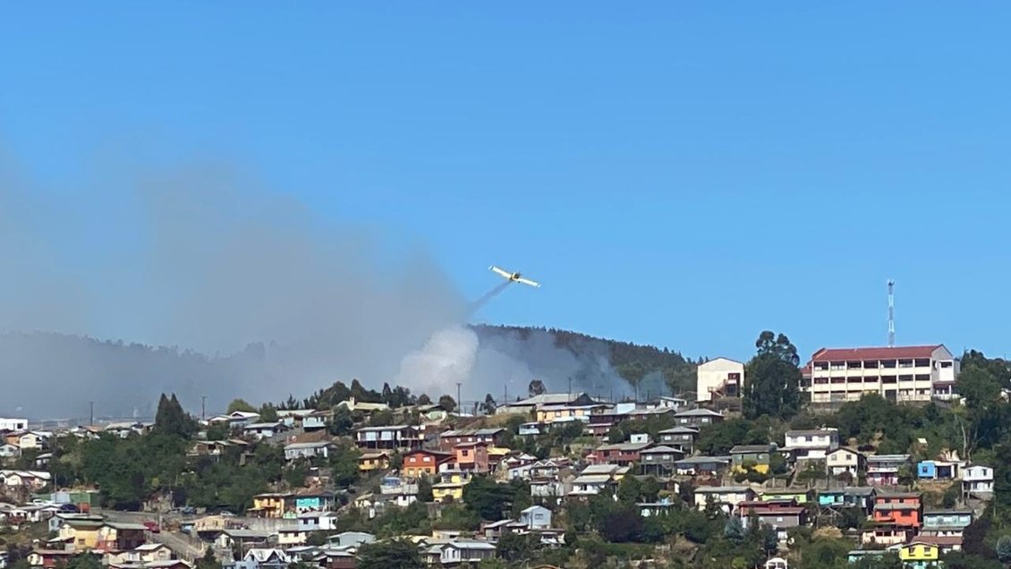 Alerta roja comunal para Tomé por incendio en cerro Estanque