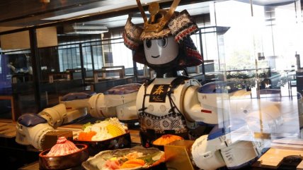  Restaurante se vuelve popular por ser atendido por robots en Tailandia  