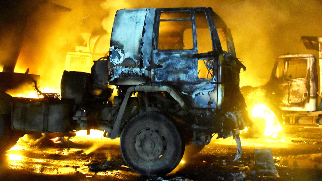 Ataque incendiario deja dos camiones y tres camionetas quemados en Contulmo