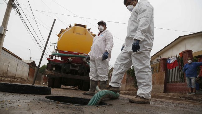 Trabajadores fueron rescatados tras caer a alcantarillado