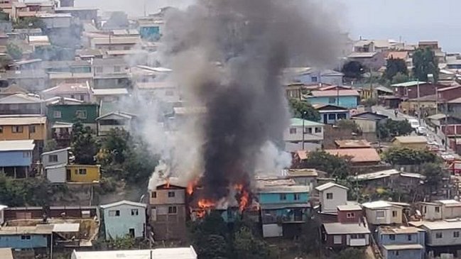  Incendio afecta al menos a tres viviendas en cerro de Valparaíso  