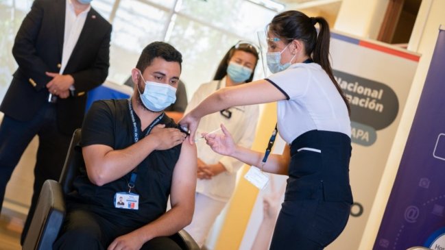Ñuble comenzó vacunación de todos sus funcionarios de la salud tras recibir 7.800 dosis