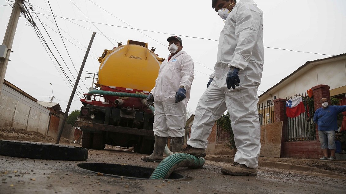 Trabajadores fueron rescatados tras caer a alcantarillado