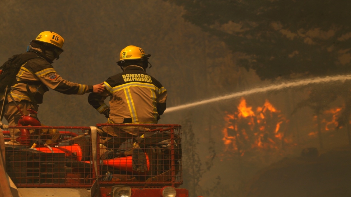 Incendios forestales continúan activos y mantienen alerta roja en comunas del Biobío y La Araucanía
