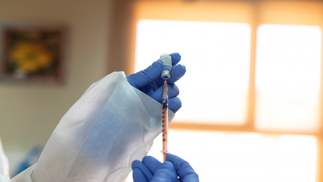 Inicio de vacunación en Perú se retrasa por problemas para tramitar la vacuna china