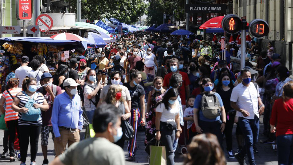 Recuperación del empleo sufrió estancamiento en diciembre, según encuesta UC