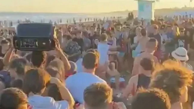 A patadas y combos: Fiesta clandestina en la playa derivó en feroz pelea en Argentina