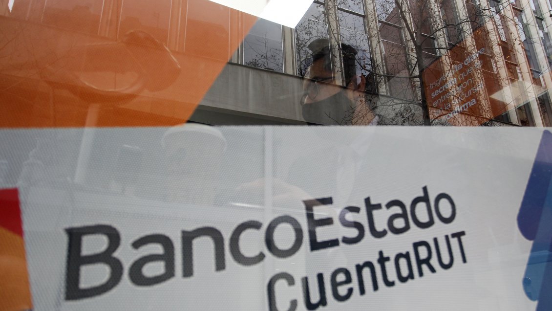 Presidente del BancoEstado llama a no ir a las sucursales: Tarjetas sin chip funcionarán hasta fin de año
