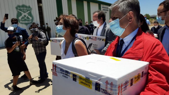 Baja vacunación a funcionarios de la salud preocupa al Colegio Médico del Maule