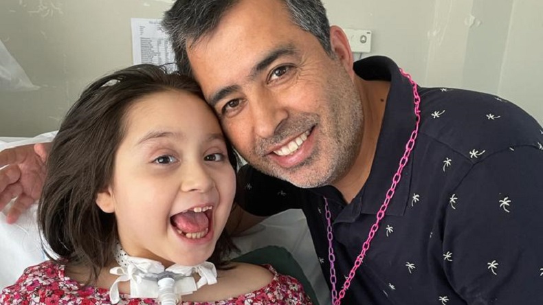 Papás de pequeña que necesita cirugía: 