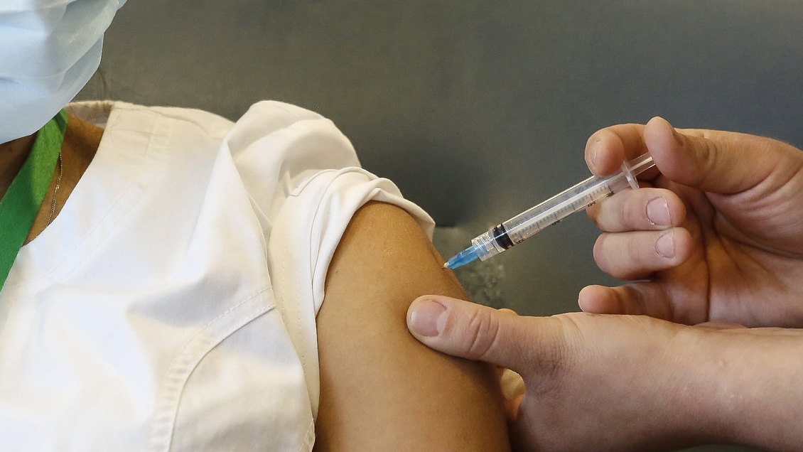 Estudio: Mujeres, jóvenes y sectores de bajos ingresos tienen menor disposición a vacunarse