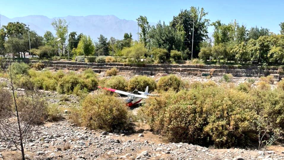 Avioneta FACh cayó al lecho del Río Mapocho en Vitacura