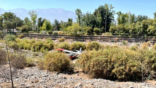 Avioneta FACh cayó al lecho del Río Mapocho en Vitacura