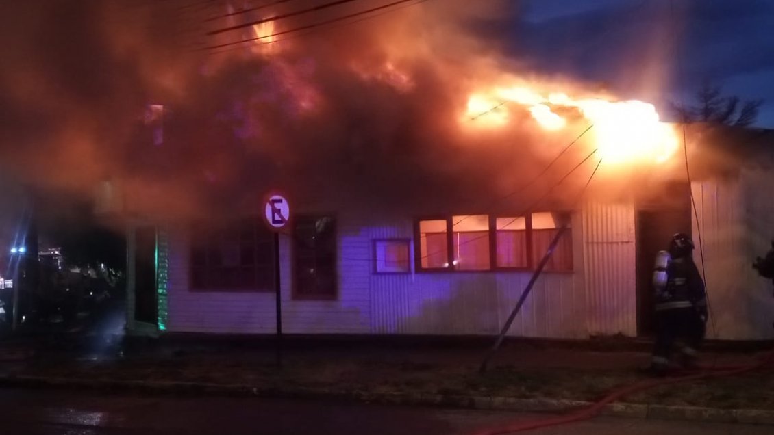 Incendio destruyó hostal y restaurante en Punta Arenas