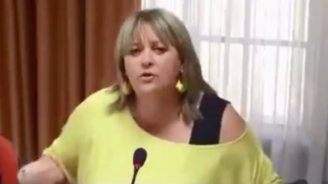 Polémica concejala RN chocó sin salvoconducto y cayó a una zanja