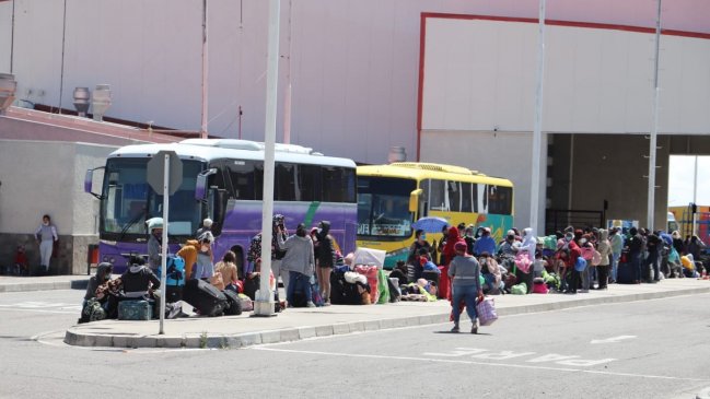Comenzó traslado de 500 migrantes varados en Colchane hacia Iquique
