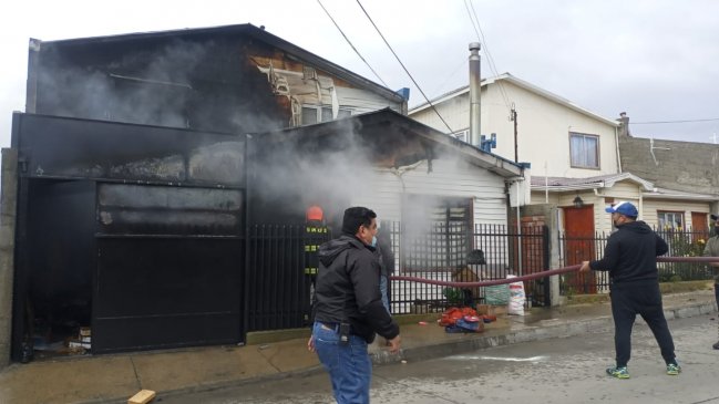 Incendio que afectó a vivienda movilizó a Bomberos de Punta Arenas