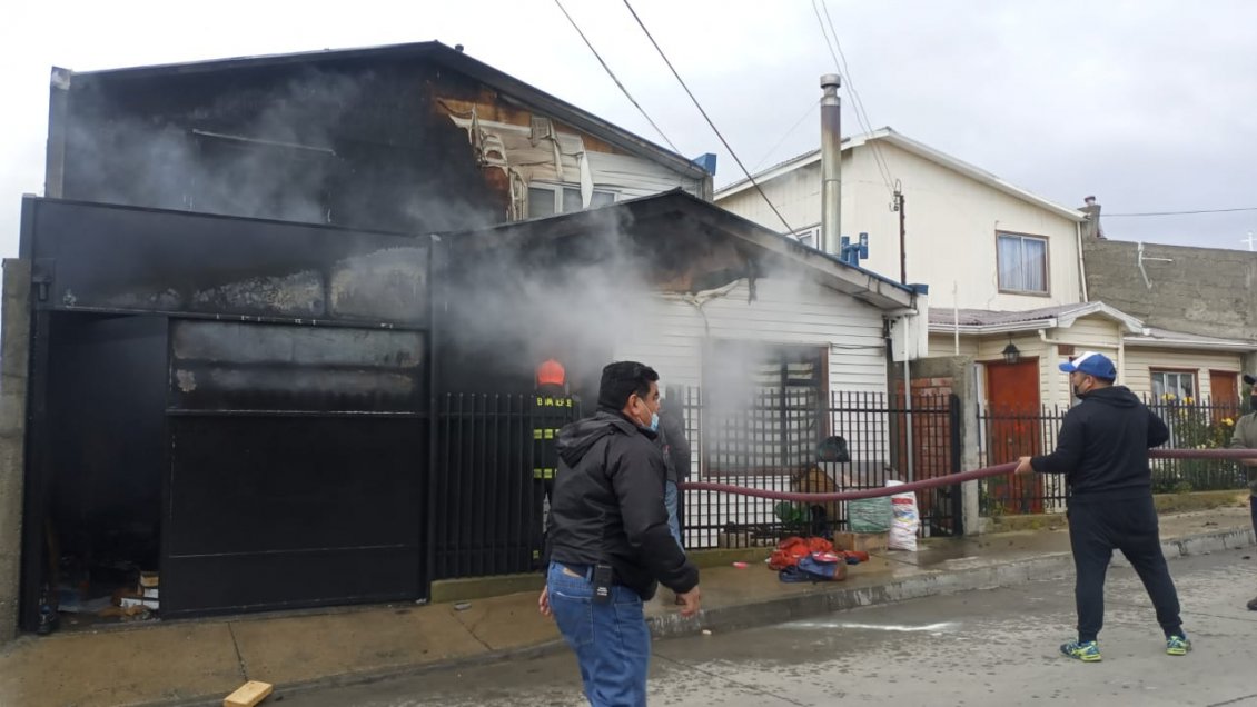 Incendio que afectó a vivienda movilizó a Bomberos de Punta Arenas